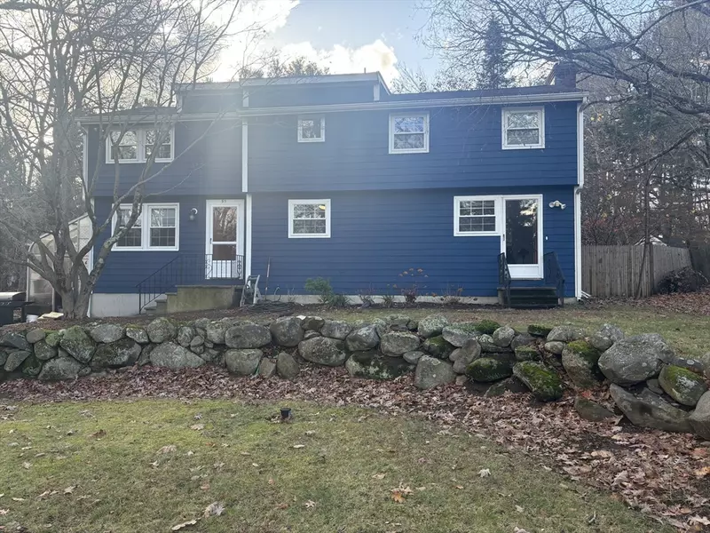 95 Bellflower Rd, Billerica, MA 01821