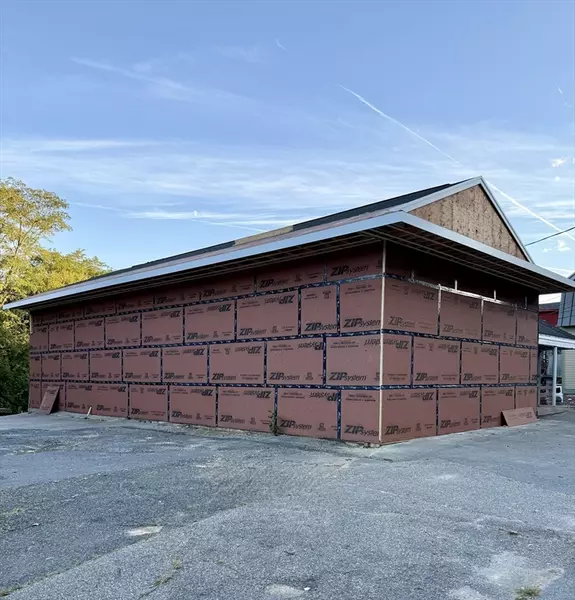 46 Elm St, Amesbury, MA 01913