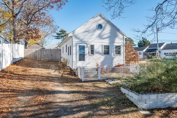 26 Agawam Lake Shore Dr, Wareham, MA 02571