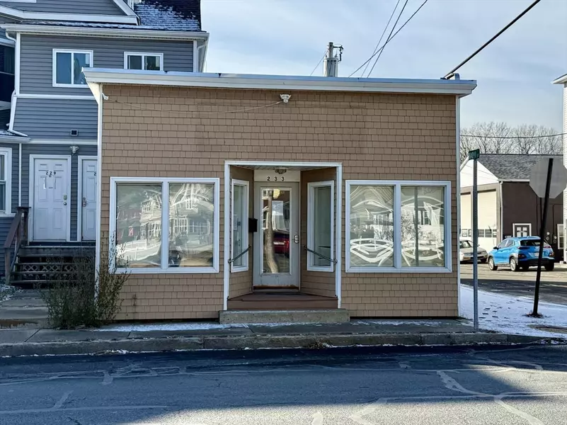 233 Grattan St, Chicopee, MA 01020