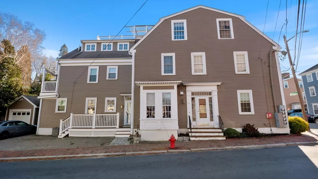 37 Fair St #37, Newburyport, MA 01950