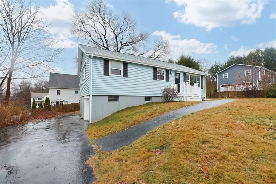 12 Lynn Ln, Dudley, MA 01571