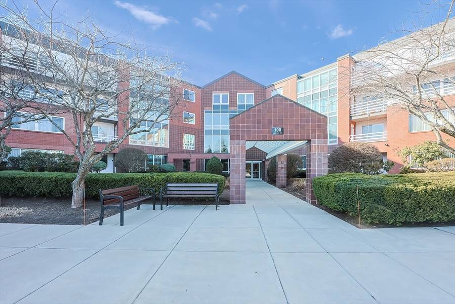 320 Place Ln #320, Woburn, MA 01801