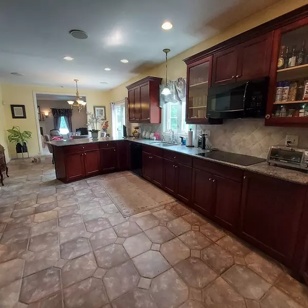 Leicester, MA 01542,707 Stafford St