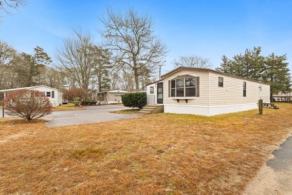 43 Regina St, Wareham, MA 02538