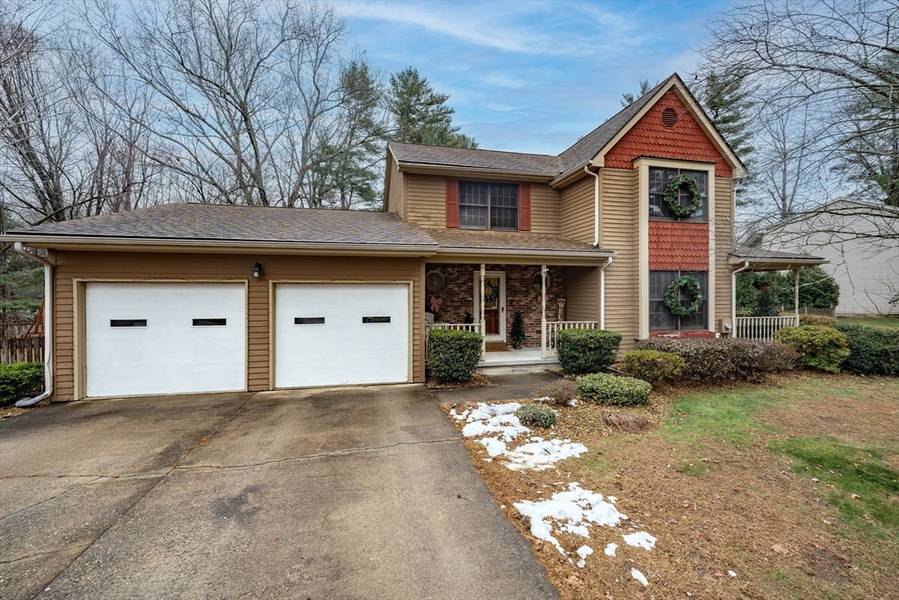 33 Forest Ridge Ln, Agawam, MA 01001