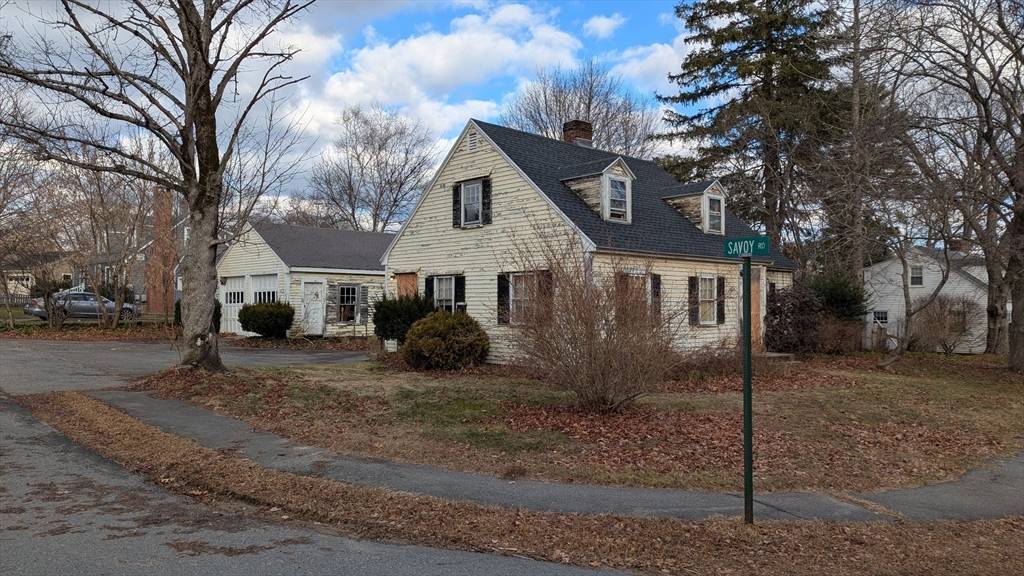 8 Lois St, Hamilton, MA 01982