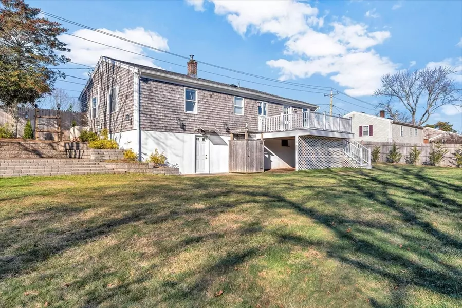 51 Homestead Ln, Falmouth, MA 02536