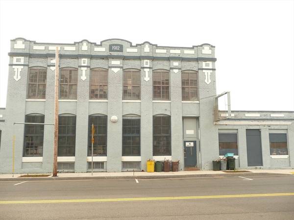 16 Commercial St, Holyoke, MA 01040