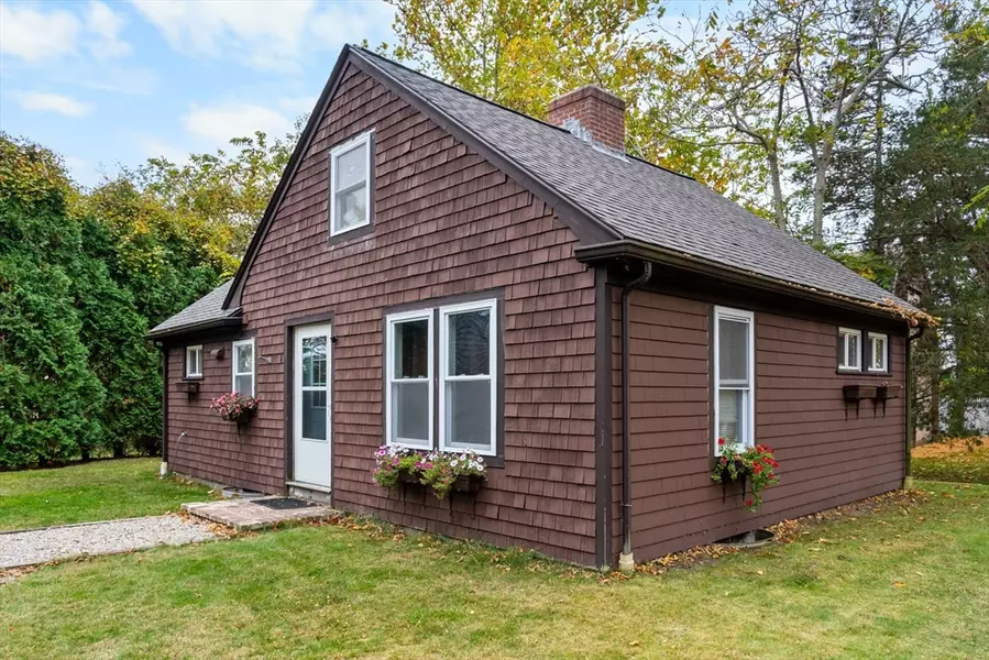 4, 6 Captains Ln, Mattapoisett, MA 02739