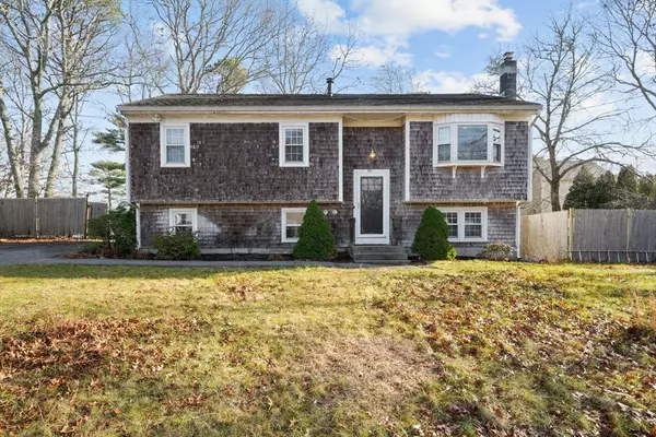 81 Mayflower Ln, Wareham, MA 02538