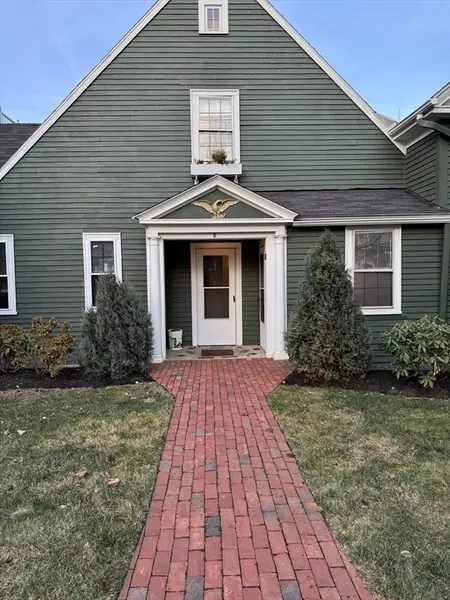 8 Franklin St #7, Marblehead, MA 01945