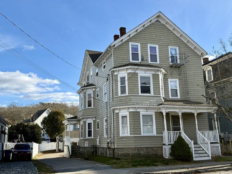 1305 N Main St, Fall River, MA 02720