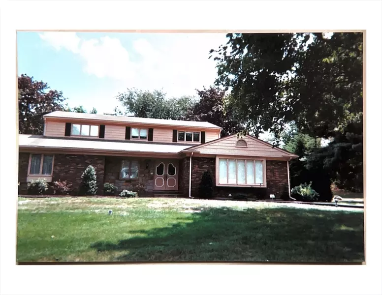 8 Pepper Hill Dr, Winchester, MA 01890