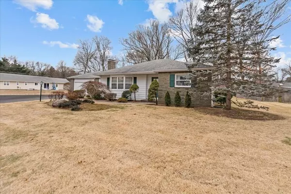 Longmeadow, MA 01106,22 Inverness Ln