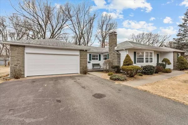 Longmeadow, MA 01106,22 Inverness Ln