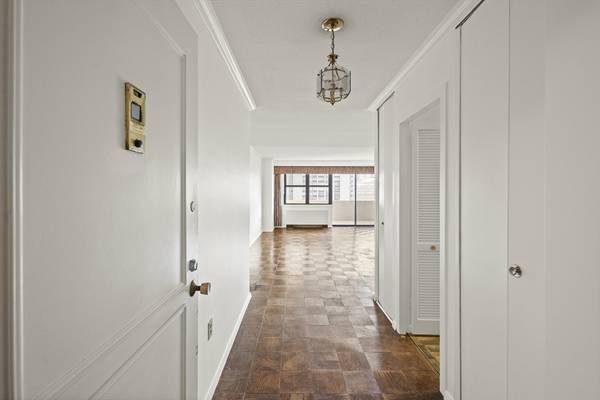 2 Hawthorne Place #11M, Boston, MA 02114