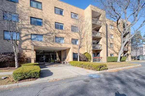 41 Centre St #403, Brookline, MA 02445