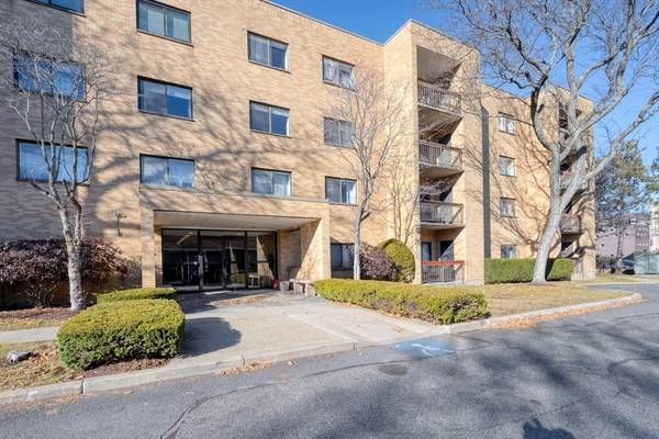 41 Centre St #403, Brookline, MA 02445