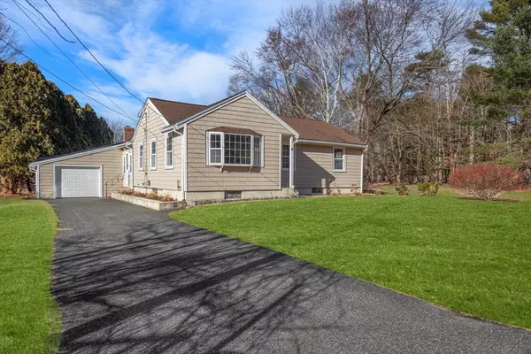 9 Lawrence Ct, Medfield, MA 02052