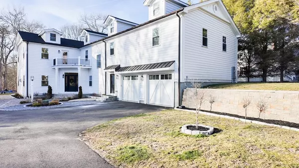 738 Smithneck Rd, Dartmouth, MA 02748