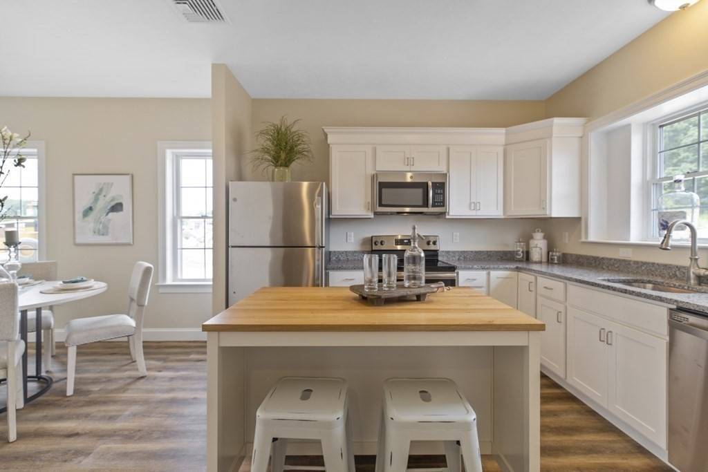 Wrentham, MA 02093,5 Eagle Brook Blvd #9