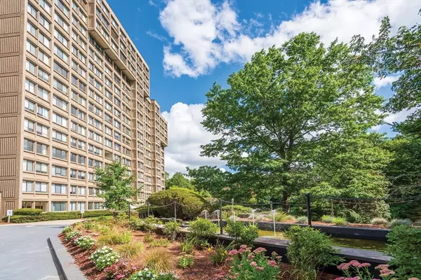 250 Hammond Pond Pkwy #808N, Newton, MA 02467