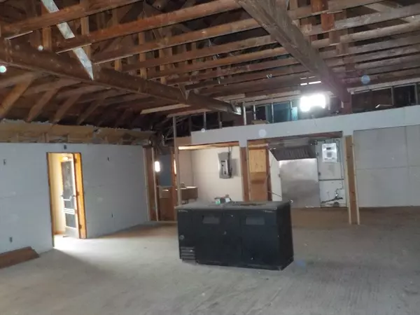 Dartmouth, MA 02747,890 State Rd