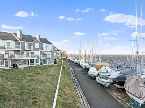 Fall River, MA 02721,700 Shore Dr #4-413