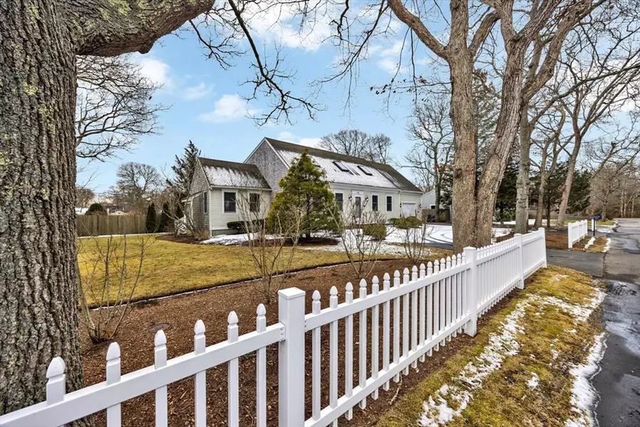 55 Bourne St, Falmouth, MA 02536