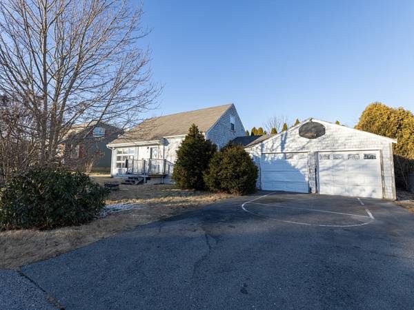 63 Clearview Ave, Portsmouth, RI 02871