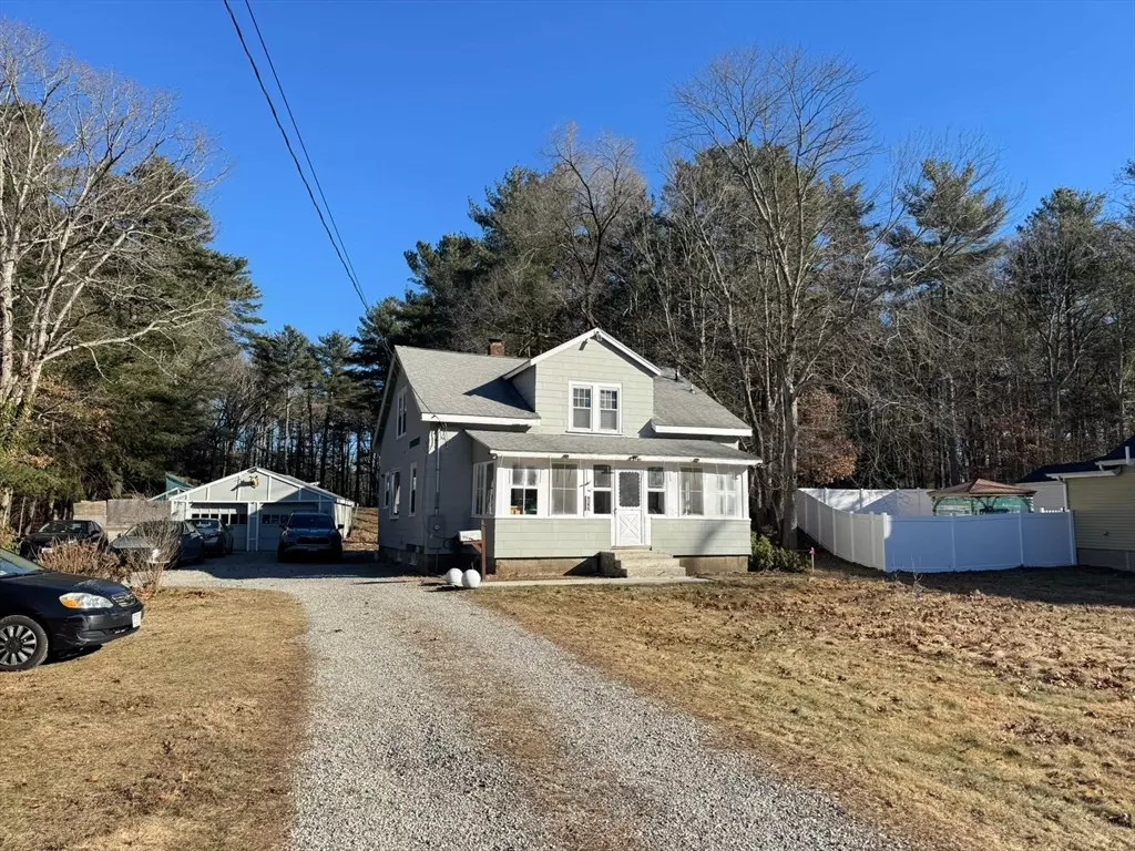 Walpole, MA 02081,586 Common St