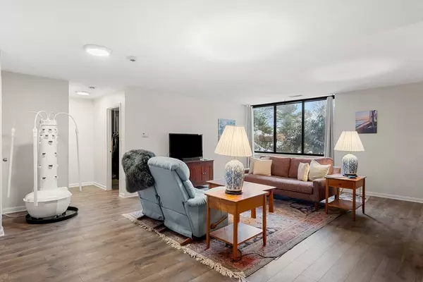 Swampscott, MA 01907,1006 Paradise Rd #1E