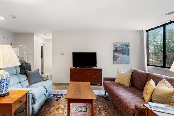 Swampscott, MA 01907,1006 Paradise Rd #1E