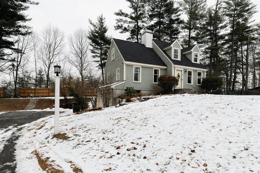 7 Woodridge Ln, Amesbury, MA 01913