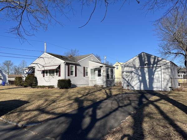 96 Campechi St, Springfield, MA 01104