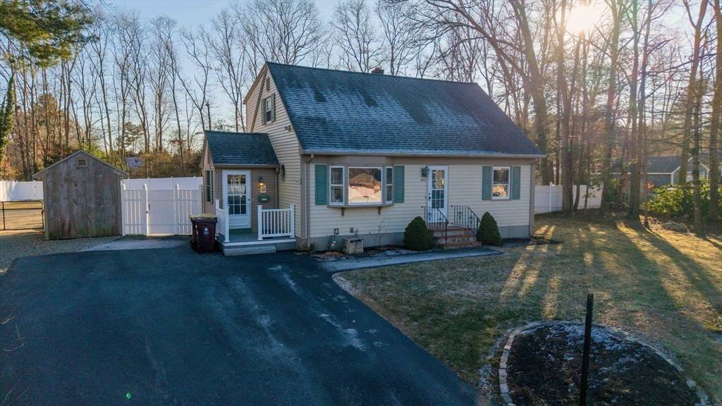 902 Tobey St, Acushnet, MA 02743