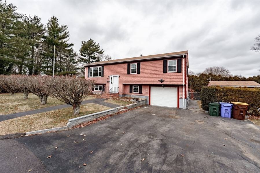 810 Weetamoe St, Fall River, MA 02720