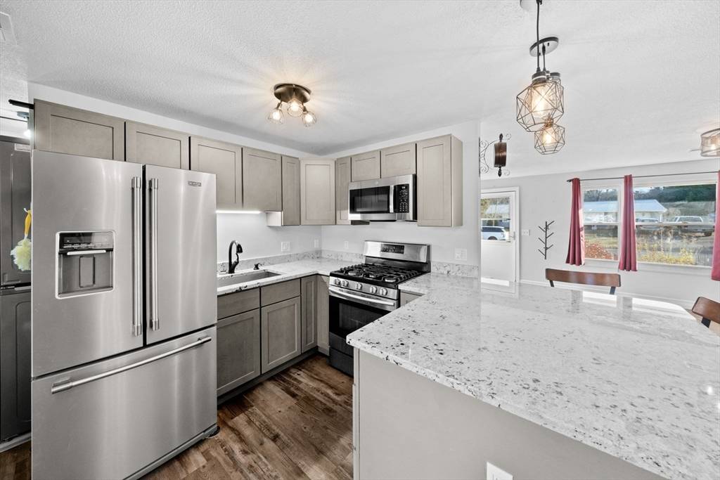Swansea, MA 02777,19 Lazywood Ln