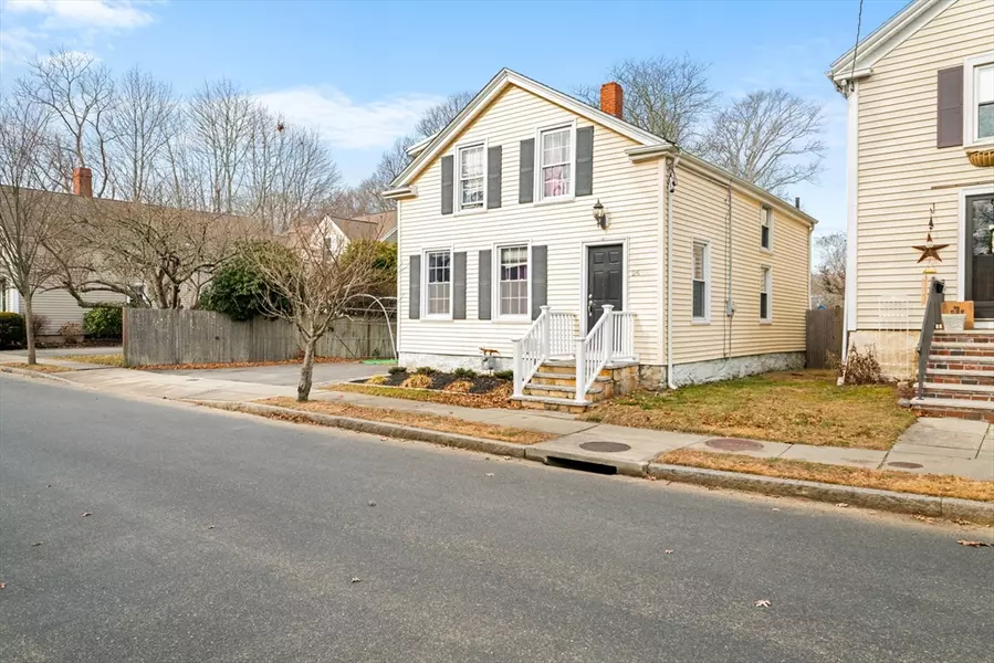 26 Spring St, Fairhaven, MA 02719