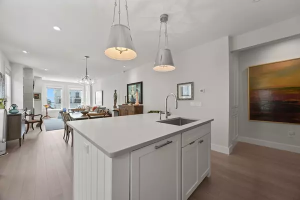 Provincetown, MA 02657,394 Commercial St #1