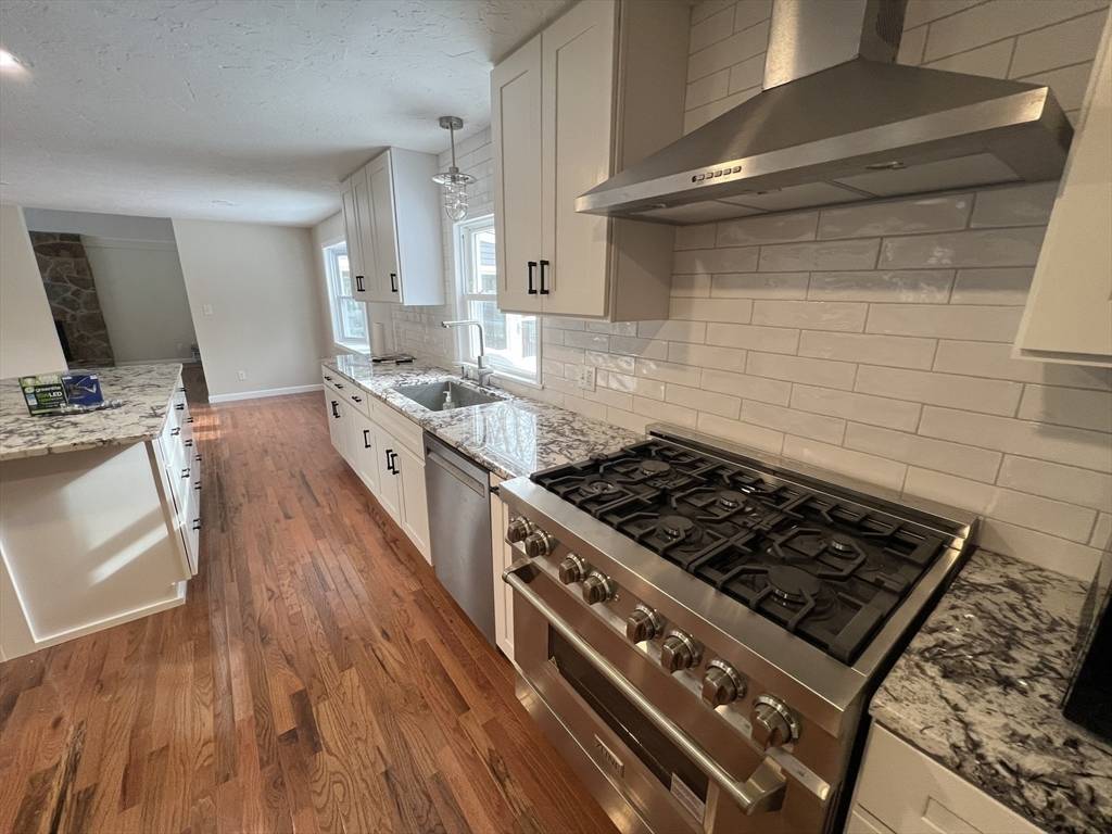 Sharon, MA 02067,14 Queens Cir