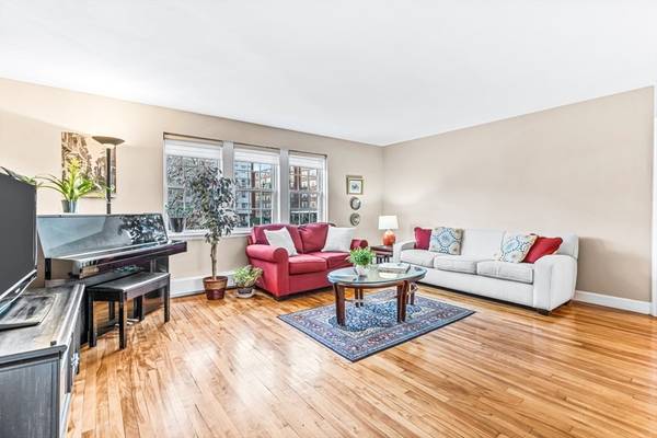 7 Hammond Pond Pkwy #4, Newton, MA 02467