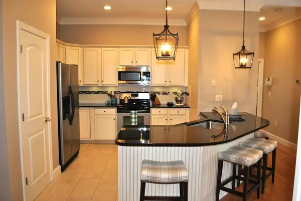 Nashua, NH 03062,4 Henry David Dr #402