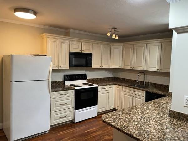 2 Chapel Hill Dr #11, Plymouth, MA 02360