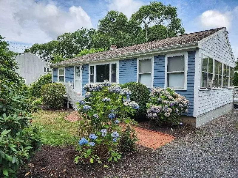 10 Croyden Dr, Falmouth, MA 02536