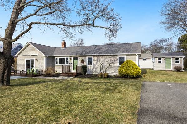 8 Iroquois St, Falmouth, MA 02536