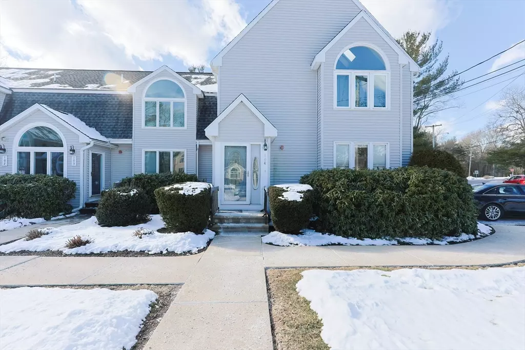 Taunton, MA 02780,35 Pilgrim Village Rd #104