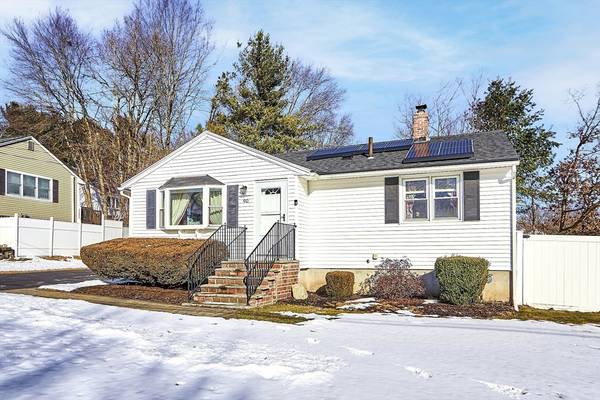 90 Coburn Dr, Lowell, MA 01854