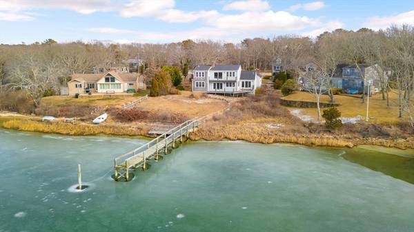 23 N Bournes Pond Rd, Falmouth, MA 02536